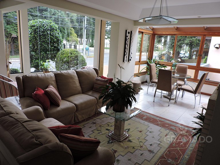 A Pé da Rua Coberta | Flat Romântico Gramado