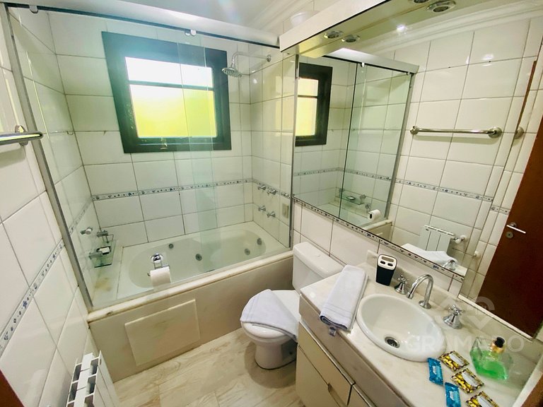 Gramado | Hidro + Suíte em Bairro Nobre