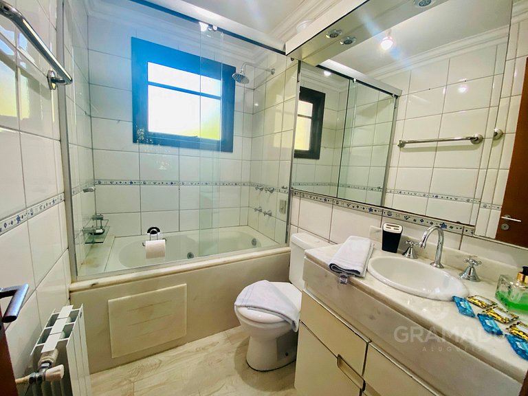 Gramado | Hidro + Suíte em Bairro Nobre