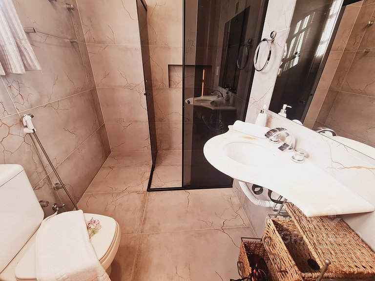 Fique a passos da Rua Torta | p/ até12 pessoas