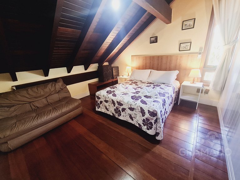 Fique a passos da Rua Torta | p/ até12 pessoas