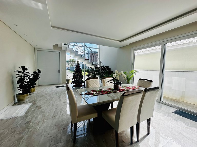 Casa com Piscina Privativa & Área Gourmet