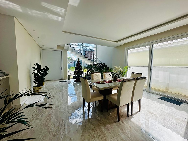 Casa Exclusiva con Piscina Privada y Área Gourmet – Florianó