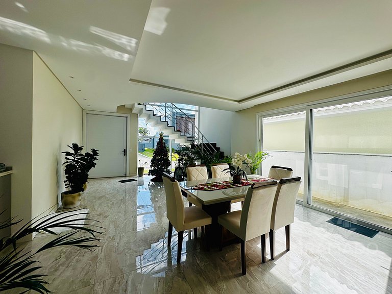 Casa Exclusiva con Piscina Privada y Área Gourmet – Florianó