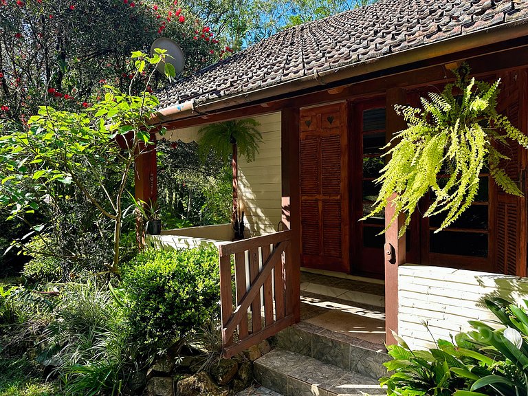 Casa em Gramado com Cachoeira e Piscina Natural