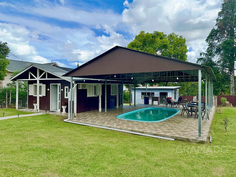 Casa com Piscina Aquecida Solar e Área Gourmet em Canela