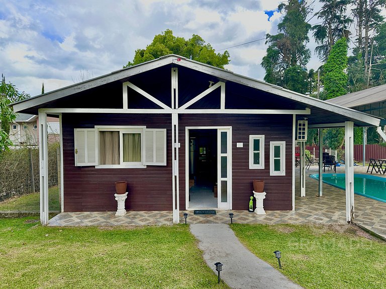 Casa com Piscina Aquecida Solar e Área Gourmet em Canela