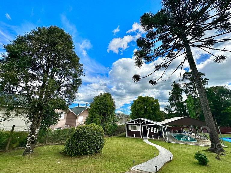 Casa com Piscina Aquecida Solar e Área Gourmet em Canela