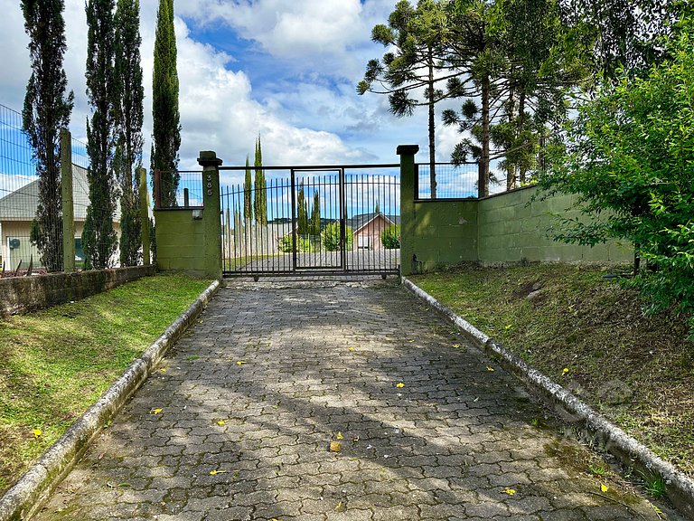 Casa com Piscina Aquecida Solar e Área Gourmet em Canela