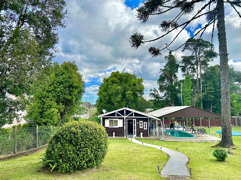 Casa com Piscina Aquecida Solar e Área Gourmet em Canela