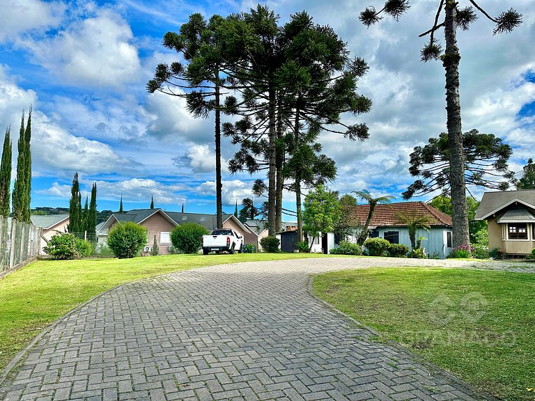Casa com Piscina Aquecida Solar e Área Gourmet em Canela