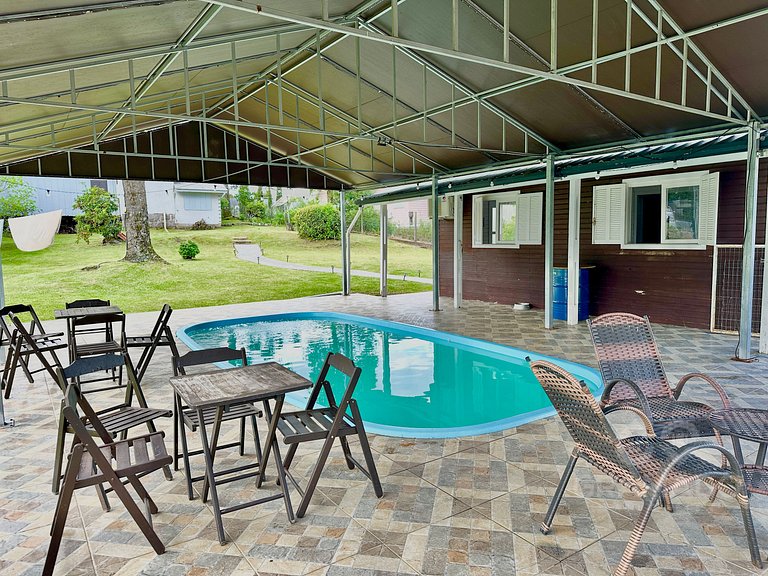Casa com Piscina Aquecida Solar e Área Gourmet em Canela